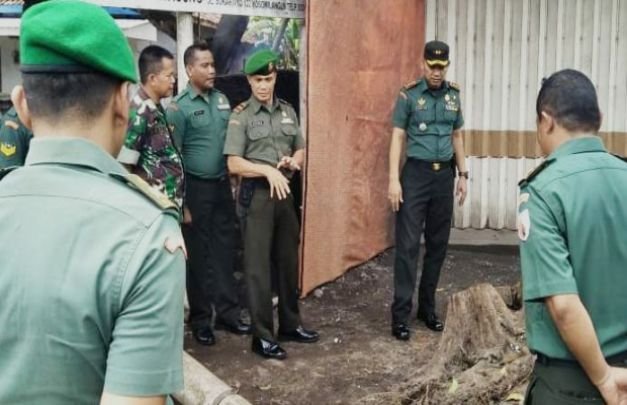 Foto: Dandim Lumajang bersama anggotanya meninjua lokasi pasca terjadi bencana