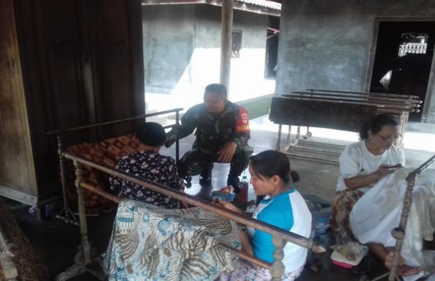 Foto : Sertu Priyanto, Ikut melestarikan warisan budaya dengan aktif jalin komunikasi perajin batik.