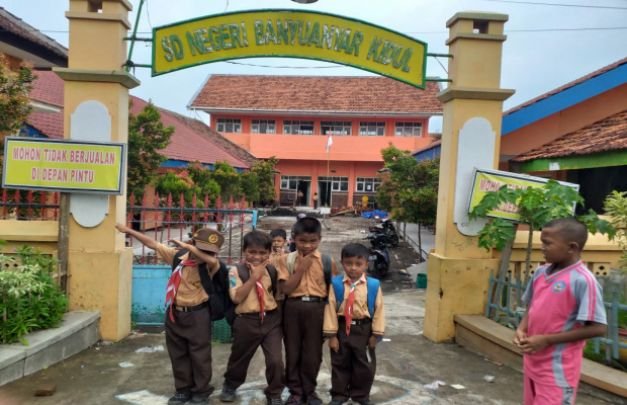 Foto  :  Gedung SDN Banyuanyar Kidul Tanpak Dari Depan .