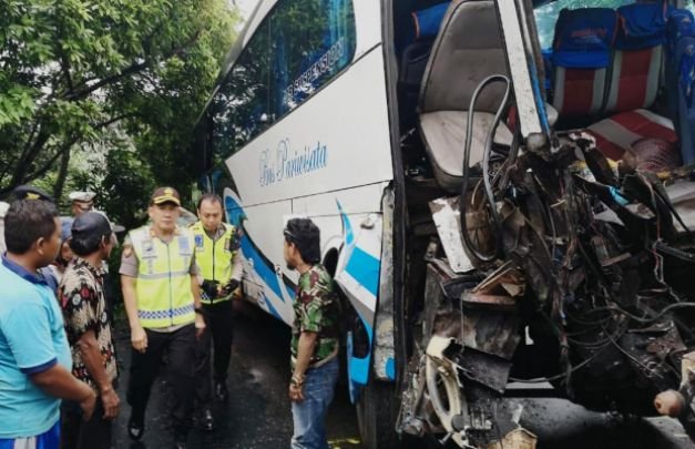 Foto: Kapolres Lumajang AKBP Adewira Negara Siregar, saat mendatangi TKP kecelakaan