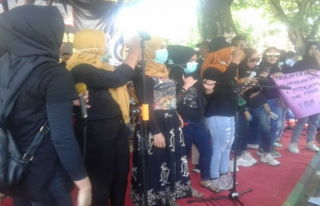 Foto: Musisi wanita Pamekasan yang ikut aksi demo ke kantor DPRD
