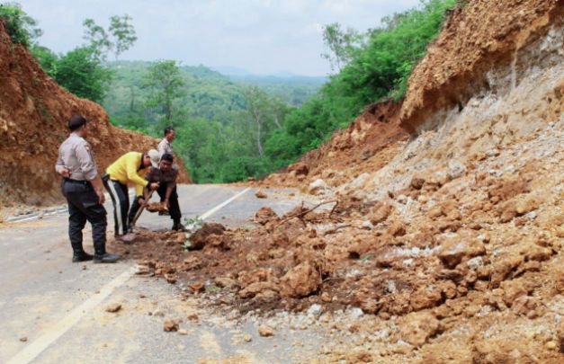 Foto: peristiwa longsor di jalan lingkar utara sumenep