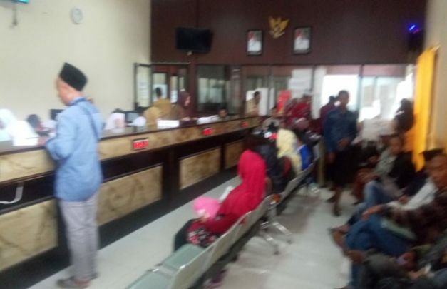 Foto : Masyarakat saat antri di Dispendukcapil Kabupaten Sampang