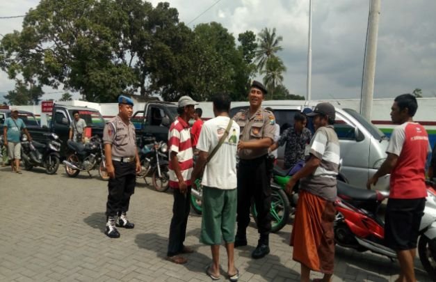Foto: Polsek Grujugan saat melakukan penertiban antrian BBM Bersubsidi