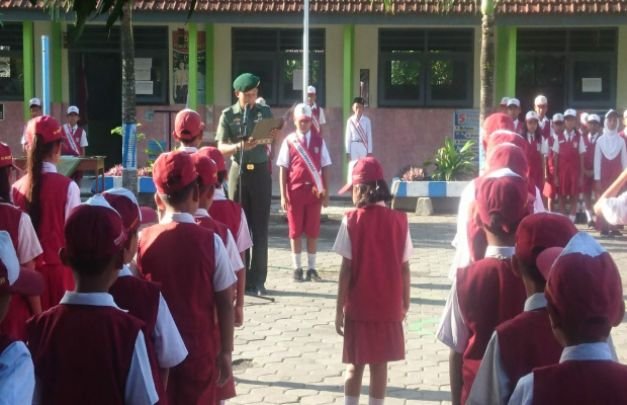 Foto: Serma Harun Sumitro Amijoyo didepan, memberikan wawasan kepada anak pelajar
