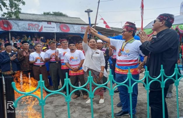 Foto: Bupati Pamekasan Bersama Rotary Indonesia Saat Pegang Obor Api Perdamaian