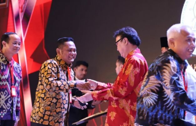 Foto : Penerimaan penghargaan oleh Bupati Bekasi 