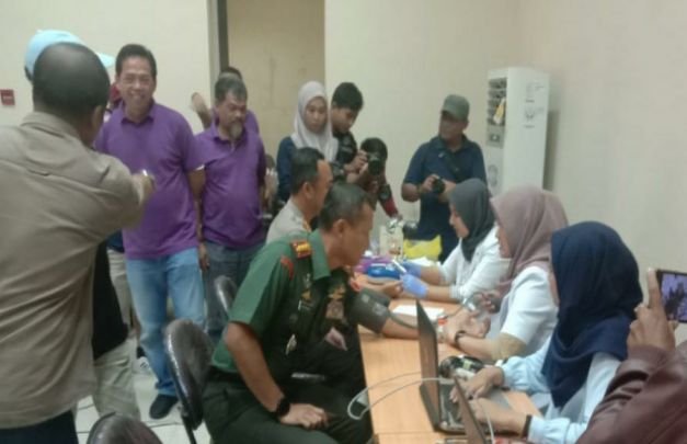 Foto:Danrem dan Kapolrestabes Surabaya Saat Donor Darah di PWI Jatim