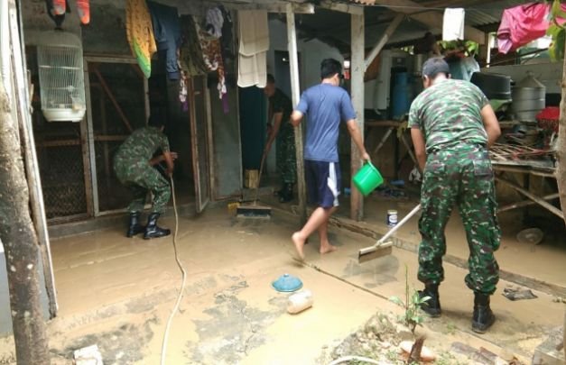 Foto: TNI Saat Bantu Bersihkan  Lumpur Sisa Banjir Dirumah Warga