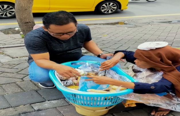 Foto: Abdus Shomad Saat Bertemu Satima Dan Beli Kuenya