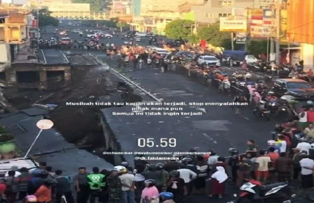 Foto: kondisi jalan ambruk di jember