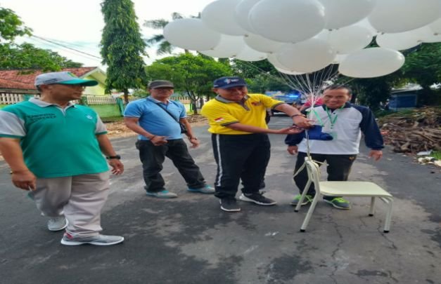 Foto: Kadisdik Sumenep, Carto, saat melepas balon diacara dies natalis ke 41 SMP 3