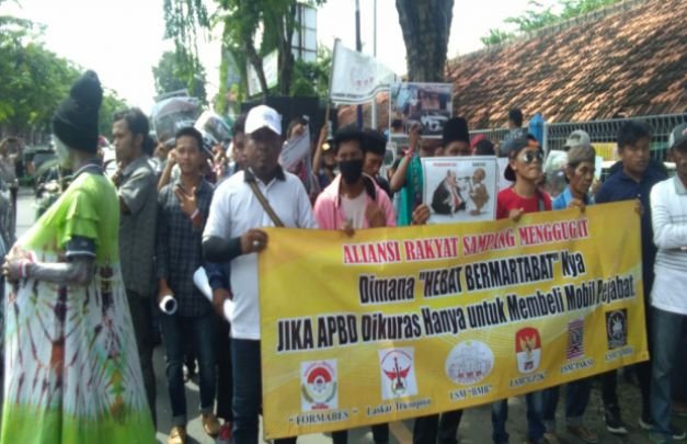 Foto: Foto : Aksi massa turun jalan menuntut kebijakan Bupati Sampang