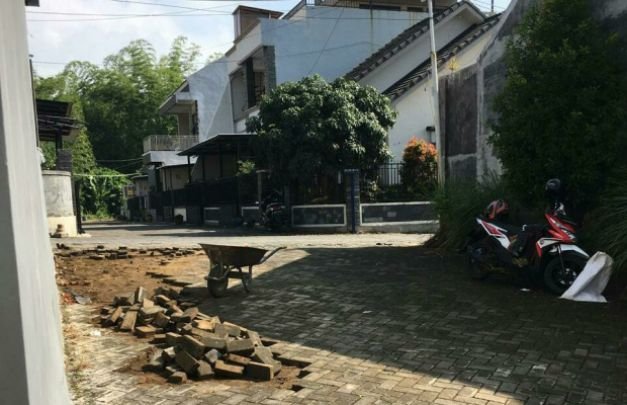 Foto: fasilitas umum (Fasum) yang dipaksakan dibongkar.