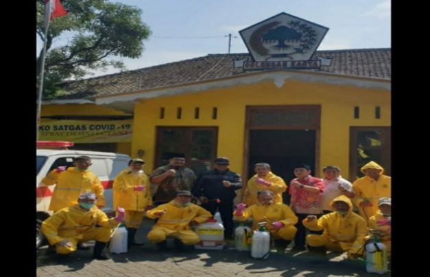 Foto: Sofyan Edi Jarwoko jaket/bertopi hitam sedang memipin pelepasan tim relawan di depan kantor DPD Golkar Kota Malang