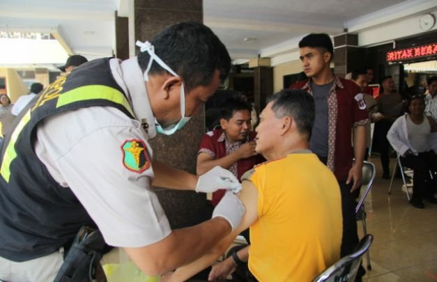 Foto: Salah satu anggota Polres Lumajang sedang disuntik vaksin