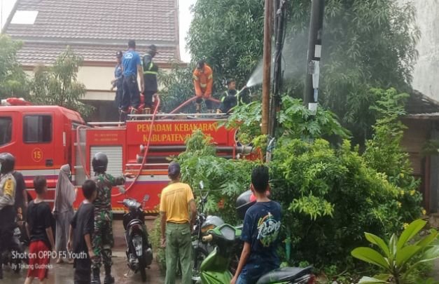 Foto : Penyemprotan di Mekarsari Tambun Selatan