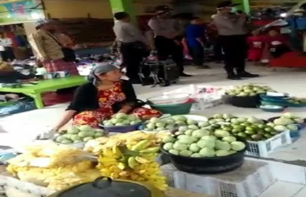 Foto : Pedagang di pasar Srimangunan Sampang diberi himbauan oleh Satgas Penanganan Covid -19