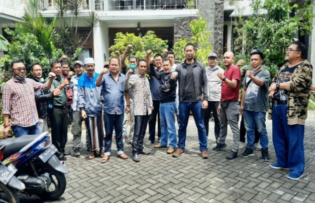 Foto: Seluruh element masyarakat dari eksekutif, legislatif, pengusaha, akademisi, pengacara, Ormas Pemuda Pancasila, Kadin dan wartawan, saat sesi foto bersama bakal menggelar penyemprotan desinfektan menyeluruh.