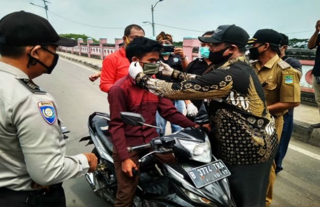 Foto : Pembagian masker gratis kepada masyarakat