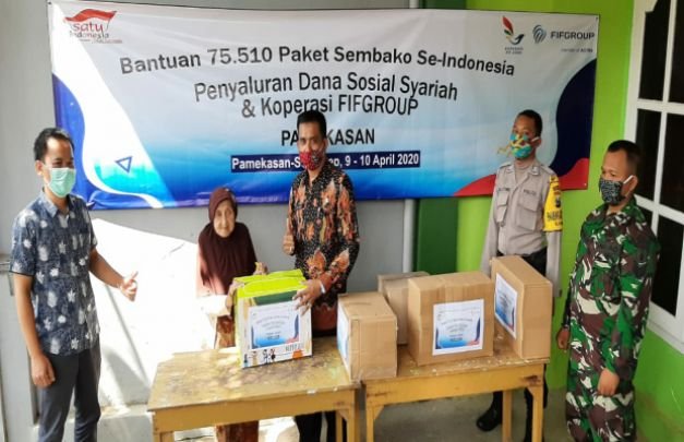 Foto: penyerahan bantuan sembako kepada warga