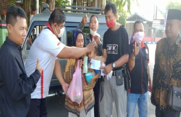 Foto : Pengurus GMPK Probolinggo Saat Memberikan Bantuan