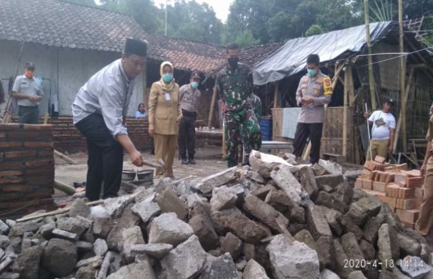 Foto: Putra KH.Sumberbringin bersama Muspika kecamatan Kalisat dilokasi