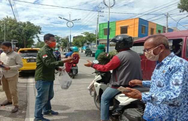 Foto : Agenda pembagian masker oleh FKPM Kabupaten Sampang