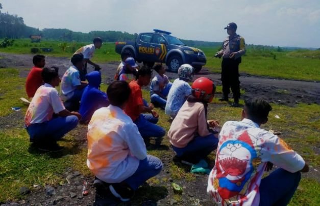 Foto: Pelajar yang nekat rayakan lulusan ditengah pandemi Covid - 19, dibubarkan polisi