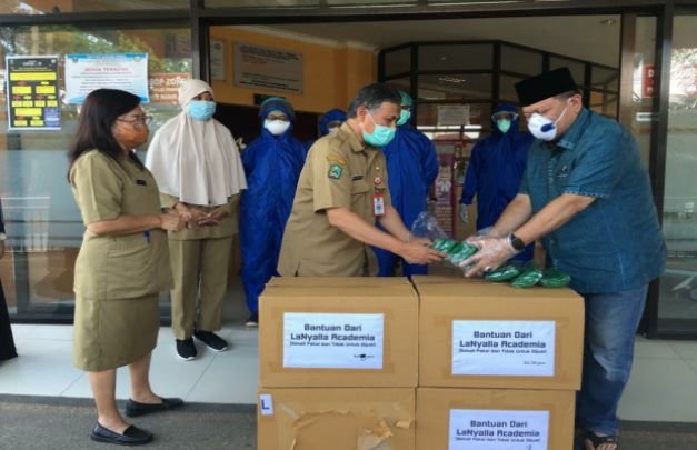 Foto : AA LaNyalla Mahmud Mattalitti saat memberikan bantuan alkes