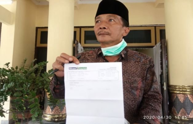 FOTO: Hosyan Muhammad menunjukkan hasil swab RS Siloam pada awak media di gedung DPRD Bangkalan.