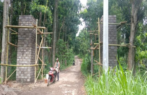 Foto : Tugu pembatas Desa Sumber Salak yang di Protes Warga