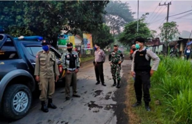 Foto: Petugas gabungan menyekat akses ke watu ulo dan payangan, Ambulu