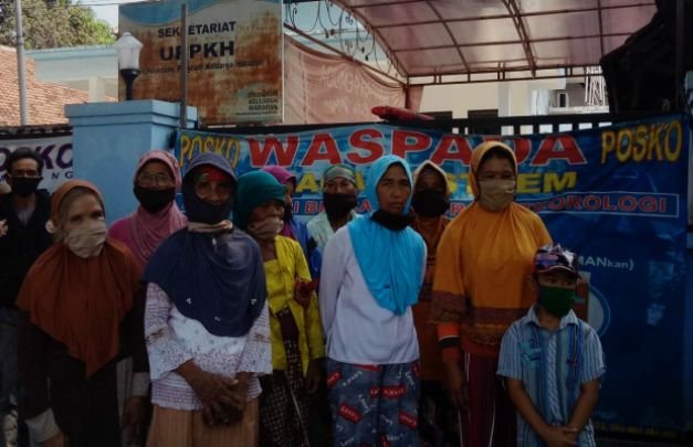 Foto: Warga Sombo Lumajang saat berada di depan kantor Dinas Sosial Kabupaten Lumajang