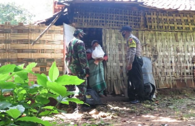 Foto: PEDULI, suasana pembagian sembako ke rumah-rumah warga.