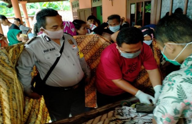 Foto: Petugas Saat Melaksanakan Pemeriksaan Terhadap Korban