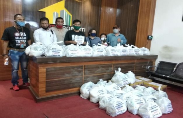 Foto: Alex Yudawan, Ketua Yayasan Ujung Aspal Jawa Timur saat sesi foto bersama tim.