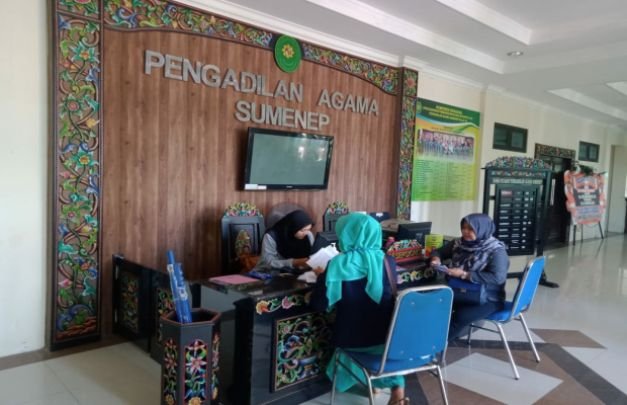Foto: Dua orang wanita sedang mengurus berkas di Pengadilan Agama Sumenep.