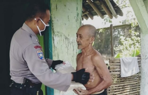 Foto: Anggota Kepolisian Sektor Tempeh Polres Lumajang, membagikan beras langsung kerumah warga