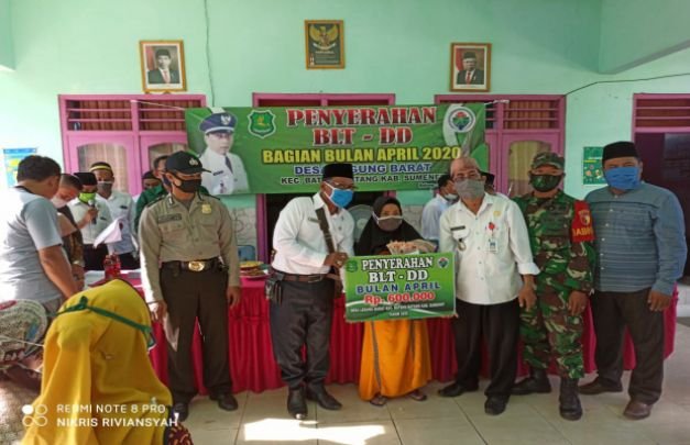 Foto: Penyerahan BLT-DD tahap pertama Desa Legung barat, Kecamatan Batang Batang