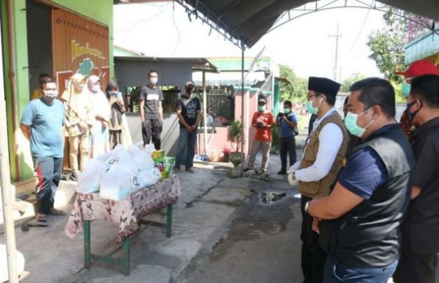 Foto : Bupati Bangkalan, R Abdul Latif Amin Imron saat memberikan bantuan. 