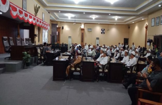 Foto: Puluhan kiai saat menduduki kantor DPRD Sumenep