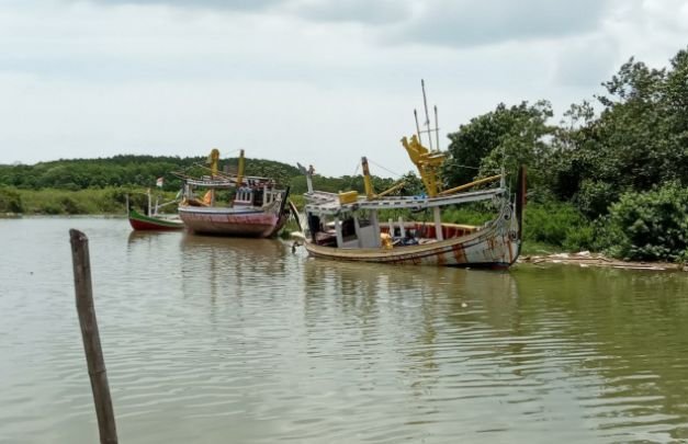 Foto : sebuah kapal di sungai