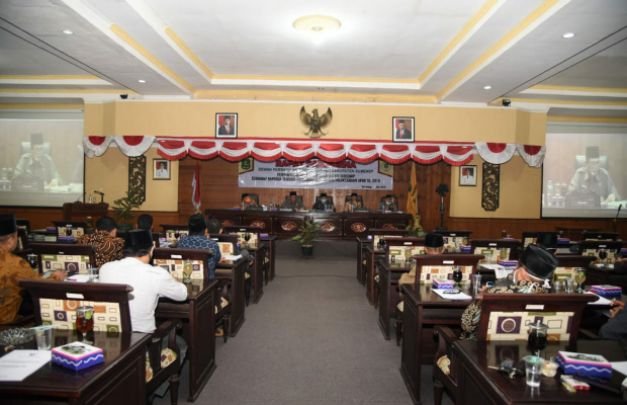 Foto: Bupati Sumenep KH Busyro Karim saat menyampaikan nota APBD 2019 di gedung DPRD setempat