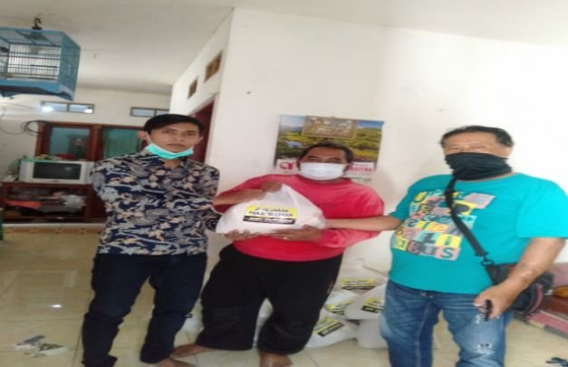 Foto: Sekretaris SYD  centre Samrawi secara simbolis serahkan Paket sembako kepada perwakilan Komunitas Salon Rambut Malang.
