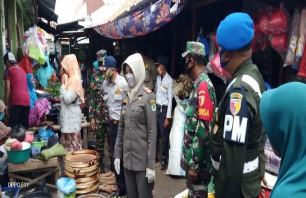 Foto: Satpol - PP Bersama Tim Saat Sosialisasi Di Pasar Branta Pamekasan