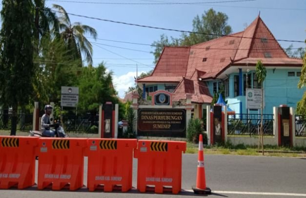 Foto: Pengendara melintas di depan kantor Dinas Perhubungan Sumenep