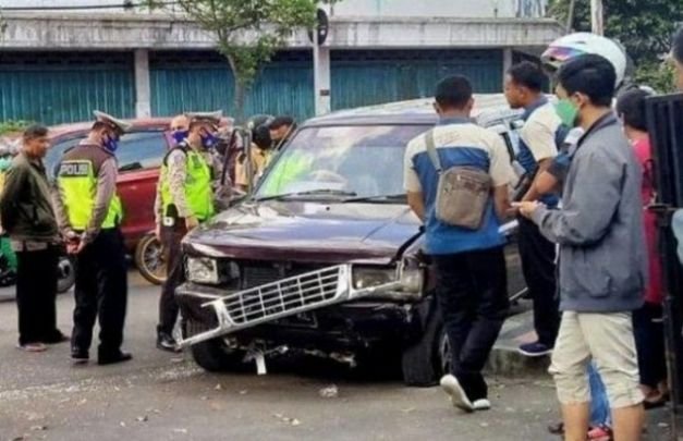 Foto: Petugas Kepolisian saat mengamankan mobil tersangka