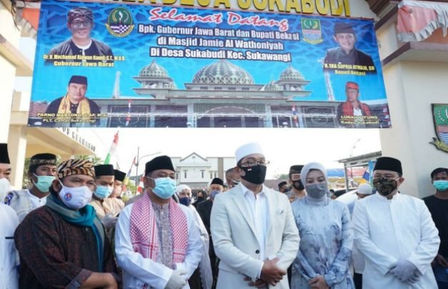 Foto : Bupati Bekasi dan Gubernur Jawa Barat Shalat Idul Adha bersama.