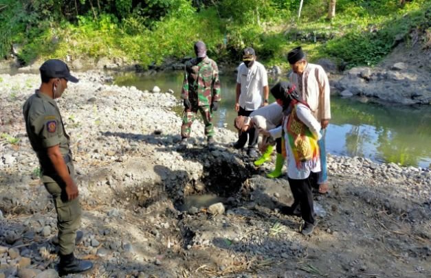 Foto: Muspika Kecamatan Kalisat saat mendatangi lokasi penemuan sumber gas